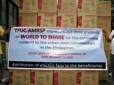 필리핀도시계몽협회(TFUC)와 함께 전달한 선풍기