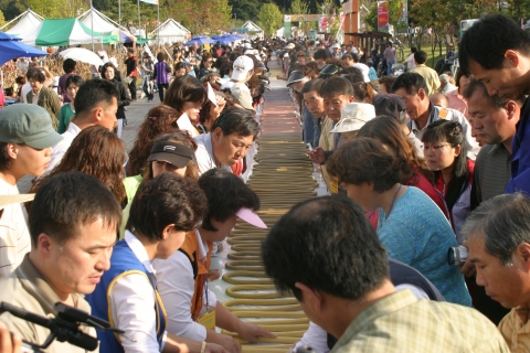 이천쌀 문화축제에 참가자 들이 동참하여 만드는 600미터나 되는 색색의 무지개 가래떡