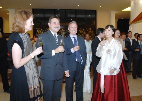 각국 외교 사절들이 참석한 가운데 주라오스 대한민국 강수현 참사가 외교관들과 담소를 나누고 있다.