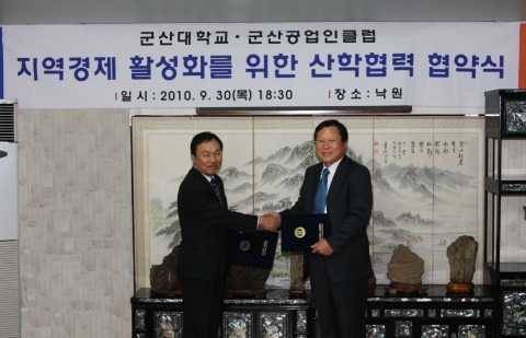 왼쪽:OCI박준영공장장, 오른쪽:군산대 채정룡총장