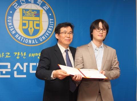 왼쪽:김형주 기획처장, 오른쪽:송새벽