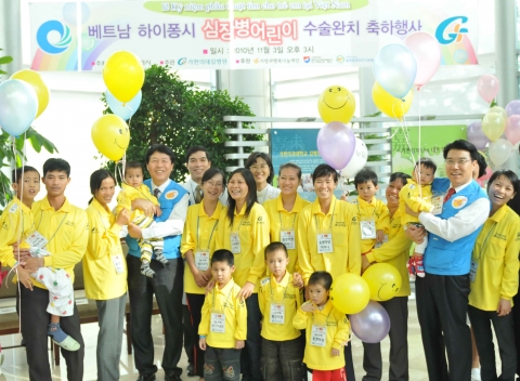 수술받은 베트남 아이들과 부모, 사랑과행복나눔재단 및 병원 관계자가 기념촬영을 하고 있다.
