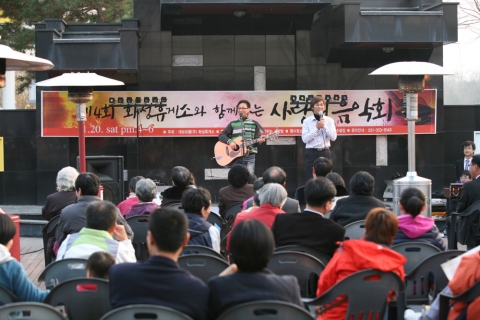 올해 4회를 맞는 '화성휴게소 사랑의음악회'는 사랑나눔기금조성을 위한 자선음악회로 가수 수와진의 무대를 시작으로 리라, 손세욱, 김양 등 늦가을의 정취를 만끽할