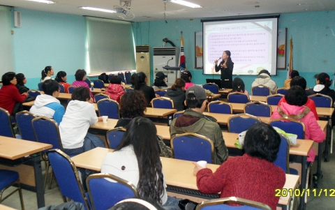 한국청소년단체협의회와 가족건강365운동본부가 개최한 청소년 식생활습관개선 건강캠프에서 가족건강365식생활특강이 진행되고 있다.