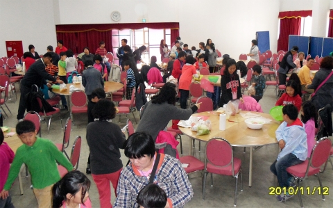 한국청소년단체협의회와 가족건강365운동본부가 개최한 청소년 식생활습관개선 건강캠프에서 채소쿡과일쿡-가족요리대회가 열리고 있다.