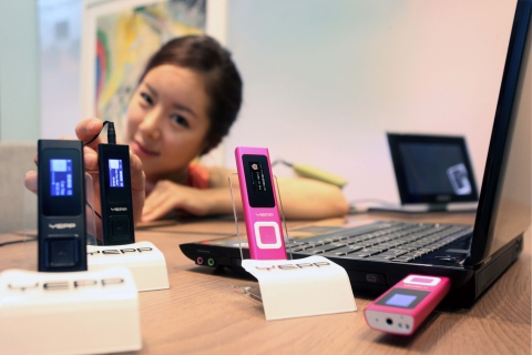 삼성전자 도우미가 고급스러운 메탈 소재의 USB 타입 MP3 플레이어 'YP-U6'를 선보이고 있다.