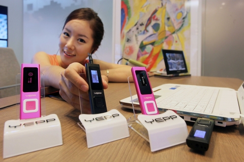 삼성전자, 메탈 소재 USB 내장 MP3 플레이어 ‘삼성 옙 U6’ 출시