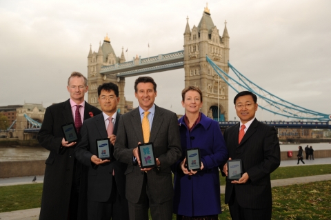 11월 2일 (현지시간) 영국 런던 소재 타워 브릿지 앞에서 삼성전자와 영국 관광청(Visit Britain)이 2012년 런던 올림픽을 맞이하여 편하고 유익한 영국 방문을 위한 모바일 콘텐츠 활용 파트너십을 체결했다. (왼쪽부터 존 펜로즈(John Penrose) 관광문화유산 차관, 권계현 삼성전자 스포츠 마케팅 담당 상무, 세바스찬 코 (Lord Sebastian Coe) 런던 올림픽 조직위원장, 샌디 도어(Sandie Dawe) 영국관광청 CEO 송성원 삼성전자 영국 법인장)