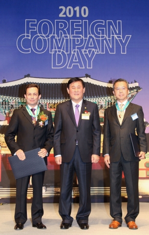 (사진 왼쪽부터) 행사에서 은탑산업훈장을 수상한 GM DAEWOO 마이크 아카몬 사장, 최경환 지식경제부 장관, 동탑산업훈장을 수상한 HC페트로캠 호사카켄지 사장
