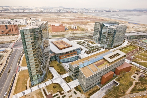포스코는 4일 인천 연수구 송도동에서 27개월간의 공사를 마치고 글로벌 R&D 센터를 준공했다. 글로벌 R&D 센터는 기존 철강기술연구에서 한층 더 나아가 포스코패밀리 차원의 기술혁신을 담당하게 된다.