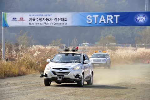 무인자율주행자동차 경진대회에 참가한 차량이 주행하는 모습.