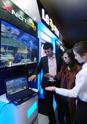 LG전자가 이달부터 12월 말까지 영등포 타임스퀘어 CGV 4층 상영관 입구에 ‘LG 3D체험관’을 운영한다. 고객들이 LG전자 3D TV와 노트북을 통해 실감나는 입체영상을 감상하고 있다.
