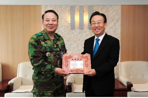 김관용 도지사, 軍 장병들로부터 감사패 받아