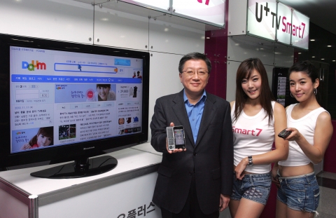 LG U+(부회장 이상철 / www.lguplus.com)는 11일 LG광화문 빌딩에서 기존의 IPTV에 7가지의 차별화 된 기능을 추가한 U+TV Smart 7 출시 기자간담회를 개최했다. LG유플러스 이정식 HS사업본부장(가운데)이 홍보 모델들과 함께 ‘U+TV Smart 7’ 를 이용해 웹서핑을 하고 있다.