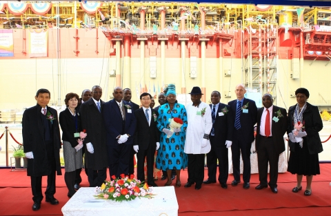 강창준 해양사업본부장(왼쪽 다섯번째),나이지리아 석유공사 그룹장 부인인 비비안 오니원(VIVIAN ONIWON,왼쪽 여섯번째) 프랑스 토탈사 존 아데(ADDEH) 부사장(왼쪽 네번째)