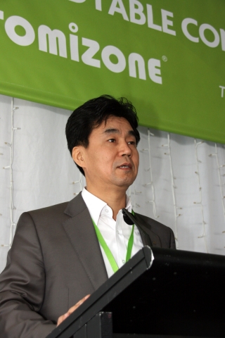 KT 무선데이터사업본부 한원식 본부장이 지난 11일 뉴질랜드 오클랜드에서 열린 WBA(Wireless Broadband Alliance) 총회에서 KT의 와이파이 서비스 전략과 추진현황에 대해 발표하고 있다.