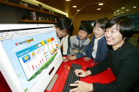 KT는 15일 어린이 전용 추천사이트만 접속이 허용돼 유해사이트를 원천적으로 차단할 수 있는 ‘쿡 인터넷 놀e터’ 를 출시했다.