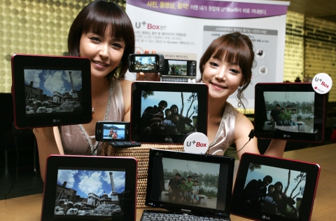 LG U+가 Wi-Fi와 Bluetooth 모듈을 탑재, 무선인터넷 접속은 물론이고 스마트폰, IPTV, PC 등 다양한 기기와 무선으로 콘텐츠를 주고 받을 수 있는 디지털액자를 출시하고 N-스크린 서비스를 본격화 한다. LG U+는 ‘U+ Box’ 무료 제공 저장공간도 1GB에서 3GB로 확대하고 디지털액자 출시 기념으로 고객 대상 다양한 경품을 제공하는 다양한 이벤트도 진행한다.