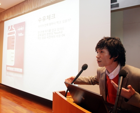 15일 오후 2시 SK텔레콤 을지로 본사에서 열린 "안드로이드 앱 개발 페스티벌" 시상식에서 육아도우미 앱 &lt;Touch me baby&gt;를 개발한 형아소프트 신석현 대표가 앱에 대해 발표하고 있다.