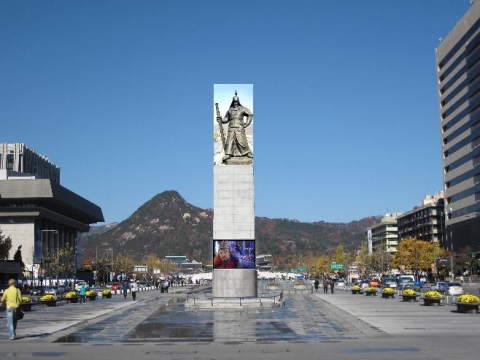 서울시, 탈의 마친 이순신장군 동상 자리에 실사가림막 설치