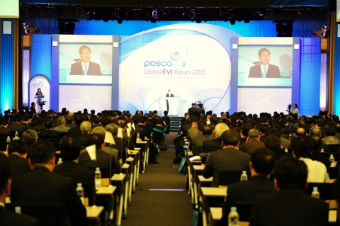 포스코는 17일, 인천 송도 글로벌 R&D센터에서 &#039;포스코 글로벌 EVI포럼&#039;을 개최하고, 글로벌 유수기업 430여개사 900여명을 초청해 고객성공 지향의 새로운 마케팅 실천을 다짐했다.