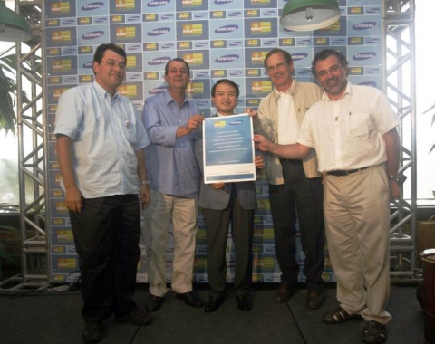 11월 16일(현지시간) 브라질 마나우스시에서 삼성전자와 아마존 환경보전재단이 아마존 밀림과 원주민 보호를 위한 후원 계약을 체결했다. (왼쪽부터 : 에두아르도 브라가(Eduard