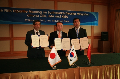 17일 제주에서 열린 한-중-일 지진협력 청장회의의 합의문에 서명한 전병성 기상청장(가운데), 쿠니오 사쿠라이 일본 기상청장(왼쪽), 인차오민 중국 지진국 부국장(왼쪽)