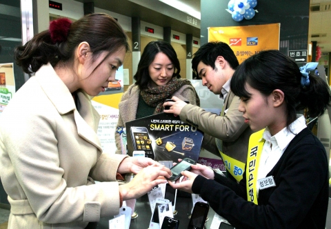 LG U+(부회장 이상철 / www.lguplus.com)가 스마트폰 판매 활성화를 위해 KB국민은행(은행장 민병덕 / www.kbstar.com)과 제휴, 18일부터 KB국민은행