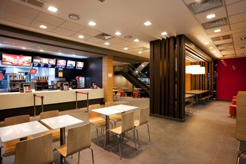 한국맥도날드는 오는 20일(토) 경상남도 지역의 첫 드라이브 스루(Drive-thru) 매장이자, 맥도날드가 2010년 오픈한 매장 중 최대 규모의 독립형 드라이브 스루 매장인 ‘마산 드라이브 스루점’을 오픈한다. 사진은 카페 컨셉의 ‘마산 드라이브 스루점’ 내부 모습.