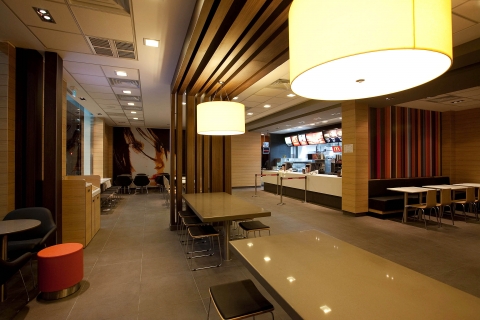 한국맥도날드는 오는 20일(토) 경상남도 지역의 첫 드라이브 스루(Drive-thru) 매장이자, 맥도날드가 2010년 오픈한 매장 중 최대 규모의 독립형 드라이브 스루 매장인 ‘마산 드라이브 스루점’을 오픈한다. 사진은 카페 컨셉의 ‘마산 드라이브 스루점’ 내부 모습.