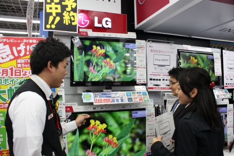 일본 도쿄 소재 대형 전자매장인 빅카메라(Bic Camera) 유락쵸(Yurakucho)점에서 현지 소비자들이 판매 직원으로부터 19일 시판되는 LG전자 LED LCD TV에 대한
