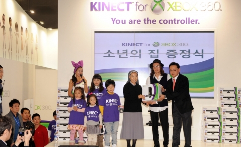 한국마이크로소프트는 톱스타 장혁과 함께 키넥트를 ‘소년의 집’에 증정했다.