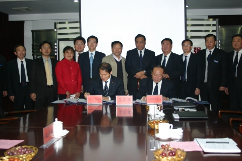SK에너지 김동섭 기술원장(사진 아래 왼쪽)과 중국 자오주앙 그룹 지앙웨이 회장(사진 아래 오른쪽)이 관계자 20여명이 참석한 가운데 청정 석탄가스화 기술을 활용한 석탄화학사업에 대한 양해각서(MOU)에 사인하고 있다.