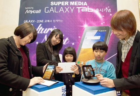 행사장에는 갤럭시 탭, 갤럭시 S, 갤럭시 K, 갤럭시 U 등 삼성전자 대표 스마트 미디어 전시존이 운영되어 공연 전 관객들이 체험해볼 수 있는 기회가 마련되었다.
