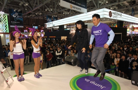 롯데 자이언트의 조성환 선수가 일반 관람객과 함께 ‘Xbox 360 키넥트 부스’에서 신개념 게임기 ‘키넥트’를 즐겁게 시연하고 있다