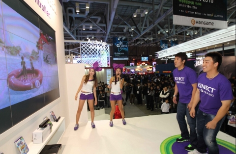 롯데 자이언트의 전준우 선수와 손아섭 선수가 ‘Xbox 360 키넥트 부스’에서 신개념 게임기 ‘키넥트’를 즐겁게 시연하고 있다.