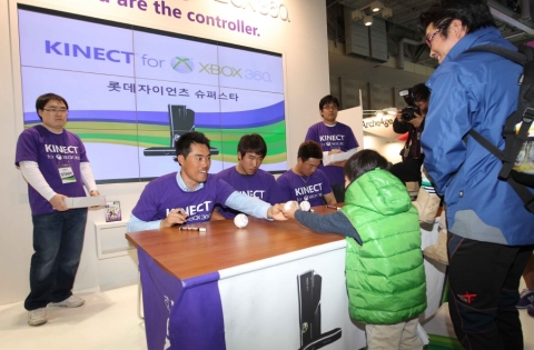 롯데 자이언트의 조성환 선수, 전준우 선수, 손아섭 선수가 ‘Xbox 360 키넥트 부스’에서 팬 사인회를 하고 있다.