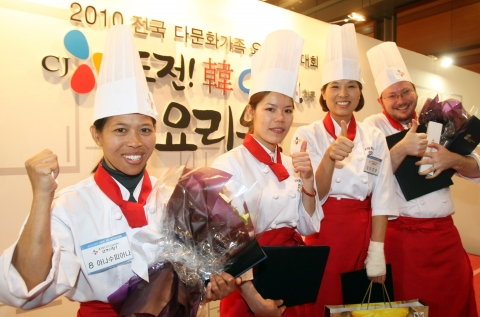 도전! 한쿡요리왕 대회 수상자들(왼쪽부터 대상 아나수피아나,우수상 보티키우친, 우수상 이효염, 농림부장관 특별상 조 맥퍼슨)
