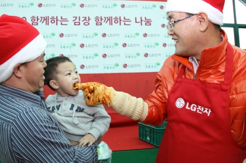 2010 LG전자 김장행사-서울 구로구 '구로노인종합복지관'에서 열린 「함께하는 김장, 함께하는 나눔」 행사에서 LG전자 한국지역본부장 박경준 전무(오른쪽)가 다