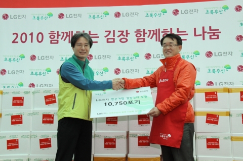 2010 LG전자 김장행사 전달식-LG전자 한국지역본부장이 이날 만든 김치 1만포기를 이충로 어린이재단 모금사업본부장(왼쪽)에게 전달하고 있다.