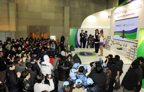 지스타 내내 인산인해를 이루었던 한국마이크로소프트 &#039;Xbox 360 키넥트&#039; 홍보관 - 첫날 출시 행사에 함께 한 장혁