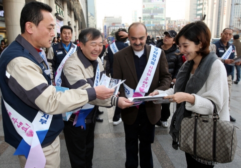 내수 판매 증대 위한 GM대우 노사 합동 차량 판촉활동