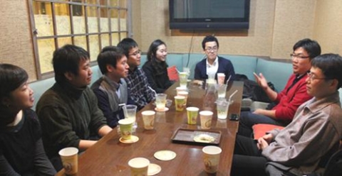 신촌 한 카페에서 진행된 ‘선배가 간다’ 프로그램에서 선후배의 진지한 대화가 오고간다.