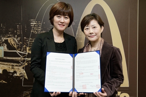 한국맥도날드 인사팀 이은영 이사(왼쪽)가 지난 19일(금) 오후 서울 관훈동 한국맥도날드 본사에서 세종사이버대학교 김현숙 학생처장(오른쪽)과 산학협력 체결식을 가진 뒤 포즈를 취하고 있다. 한국맥도날드는 11월 한양, 세종, 서울 및 경희사이버대학교 등 국내 유명 사이버 대학교와 산학협력 협약을 체결했다고 밝혔다. 이번 협약을 통해 맥도날드는 본사 및 매장에서 일하는 전 직원에게 입학금 면제, 수강비 지원 등의 혜택을 제공할 예정이다.