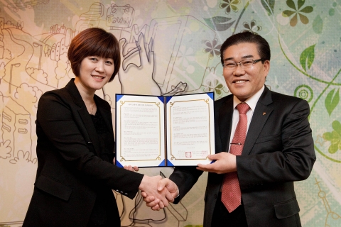 한국맥도날드 인사팀 이은영 이사(왼쪽)가 지난 19일(금) 오후 서울 관훈동 한국맥도날드 본사에서 서울사이버대학교 이재웅 총장(오른쪽)과 산학협력 체결식을 가진 뒤 포즈를 취하고 있다. 한국맥도날드는 11월 한양, 세종, 서울 및 경희사이버대학교 등 국내 유명 사이버 대학교와 산학협력 협약을 체결했다고 밝혔다. 이번 협약을 통해 맥도날드는 본사 및 매장에서 일하는 전 직원에게 입학금 면제, 수강비 지원 등의 혜택을 제공할 예정이다.