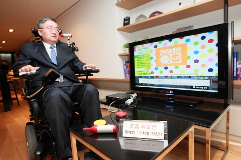 KT는 서울대 이상묵 교수팀과 공동으로 중증 장애인이 호흡만으로 TV를 제어하는 셋톱박스용 애플리케이션 개발에 성공했으며, 이와 관련 23일 광화문 올레스퀘어2층에서 관계자가 모인
