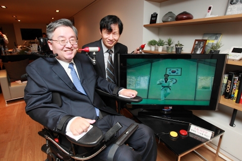 KT는 23일 광화문 올레스퀘어에서 서울대학교 이상묵 교수팀과 공동으로 개발에 성공한 중증 장애인을 위한 셋톱박스용 애플리케이션을 관계자가 모인 가운데 KT 종합기술원장 최두환 사