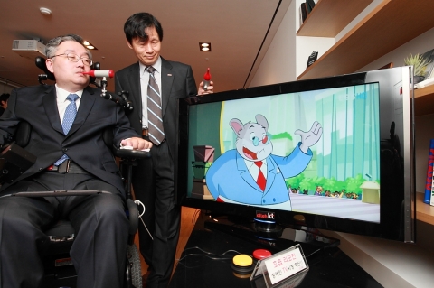 KT는 23일 광화문 올레스퀘어에서 서울대학교 이상묵 교수팀과 공동으로 개발한 중증 장애인을 위한 셋톱박스용 애플리케이션을 KT 종합기술원장 최두환 사장(오른쪽)과 서울대 이상묵 
