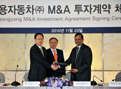쌍용자동차는 우선협상대상자인 인도 마힌드라&마힌드라는 23일 서울 프라자호텔에서 M&A를 위한 본 계약을 체결했다. 왼쪽부터 쌍용자동차 이유일 공동관리인, 박영태 공동관리인, 마힌