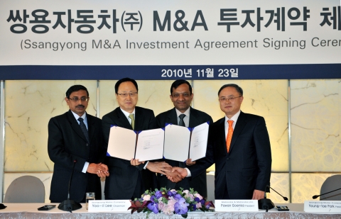 오른쪽부터 쌍용자동차 박영태 공동관리인, 마힌드라 고엔카 사장, 이유일 공동관리인, 마힌드라Group 파사사라시 부사장